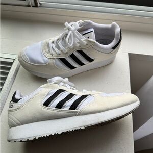 Adidas women’s sneakers vintage size 5.